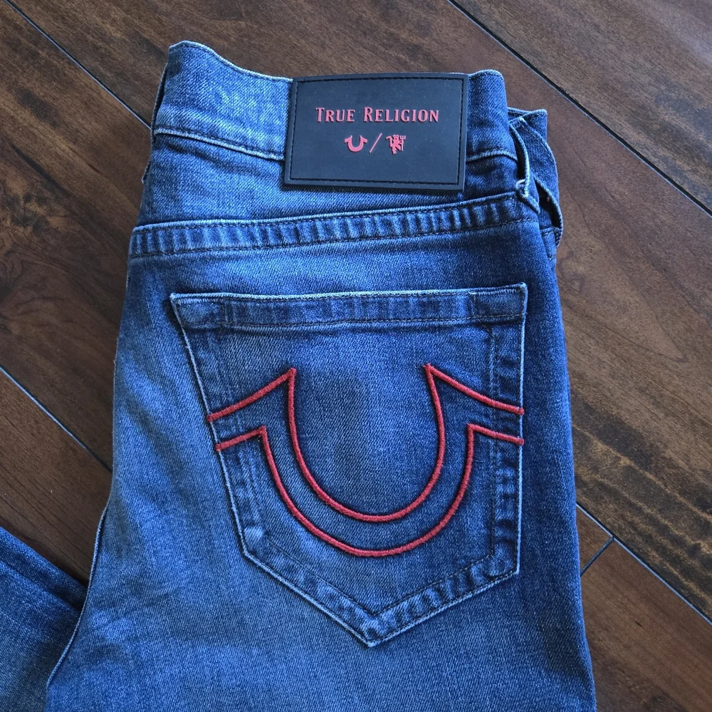 True Religion Men's Denim Manchester United Rocco SE Red Stitch Jeans Size 32